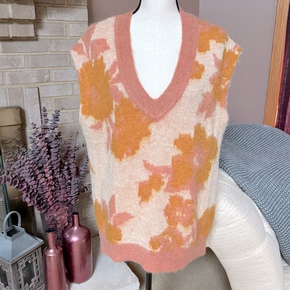 ANTHROPOLOGIE Maeve Plunging Loopy Floral Sweater Vest - Peach & Cream - Picture 1 of 8